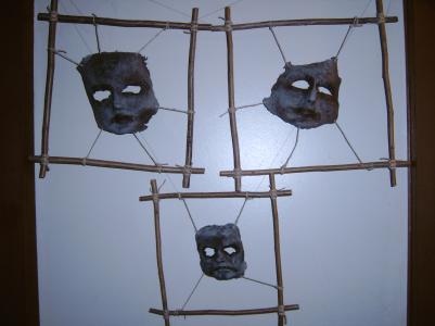 Grimassen Set 01 rustikal: Gesichtshaut-Trophäen auf Holzrahmung gespannt